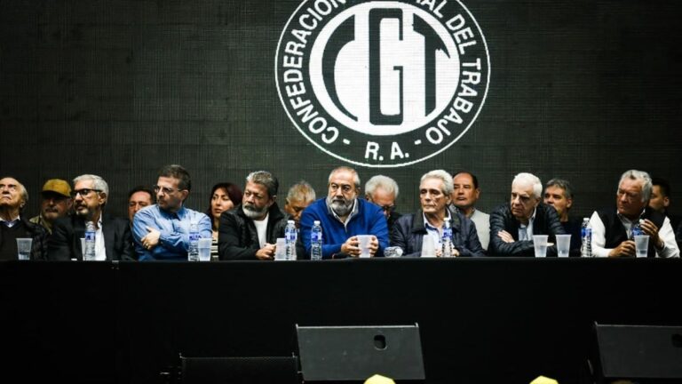 «El regreso de los muertos vivos»: el Gobierno le puso título al paro de la CGT y a la vuelta de Sergio Massa