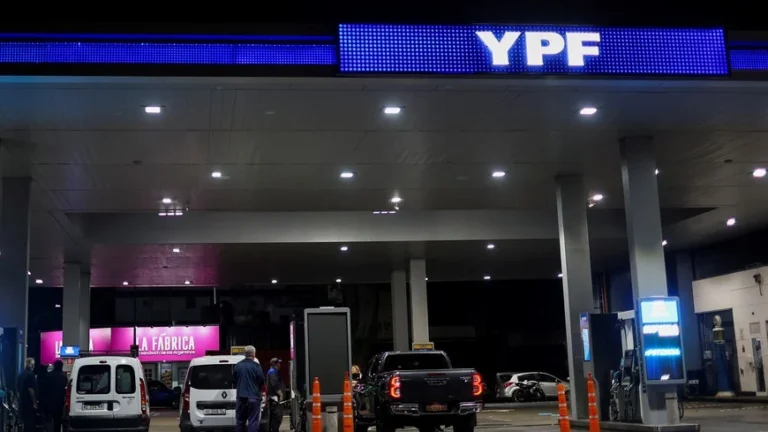 Baja de precio del combustible: afirman que el tipo de cambio tuvo influencia