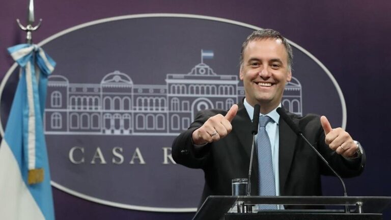 Manuel Adorni aseguró que fueron «infiltrados» los que denunciaron que no les pagaron por ir al acto de cierre