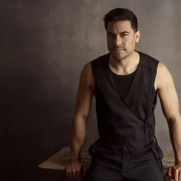 Carlos Rivera estrena “Alguien” y emociona con mariachis y tradición