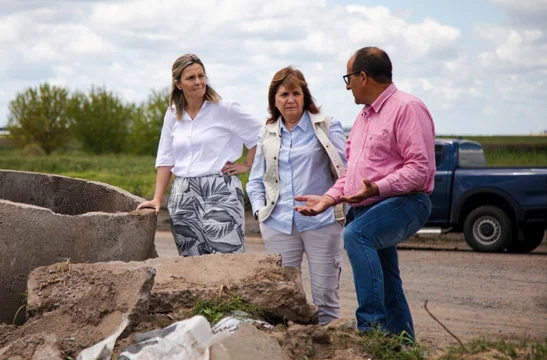 Bullrich recorrió zonas inundadas en la Provincia: anunció asistencia, maquinaria y créditos