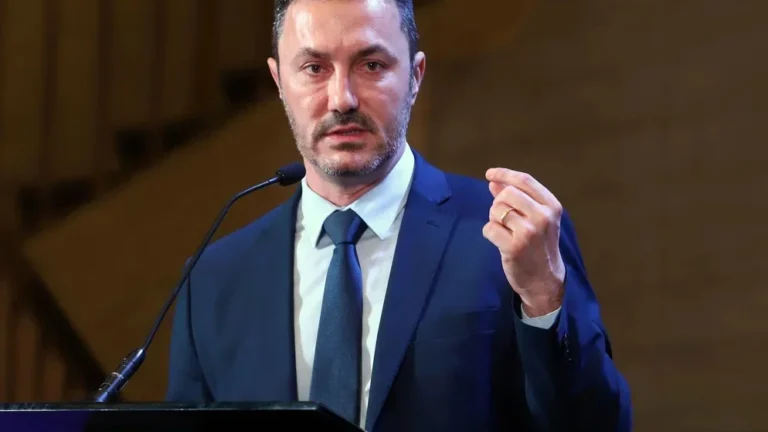 La chicana de Luis Petri por las críticas a los aviones F-16