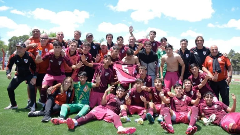A River se le escapó sobre el final y empató por 2-2 con el Barcelona por la Messi Cup