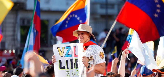 Miles de venezolanos festejan en el Obelisco la caída de Maduro